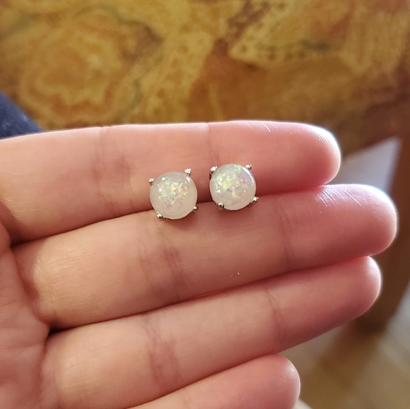 NWOT 8mm White Triplet Opal Stud Earrings - Picture 9 of 16